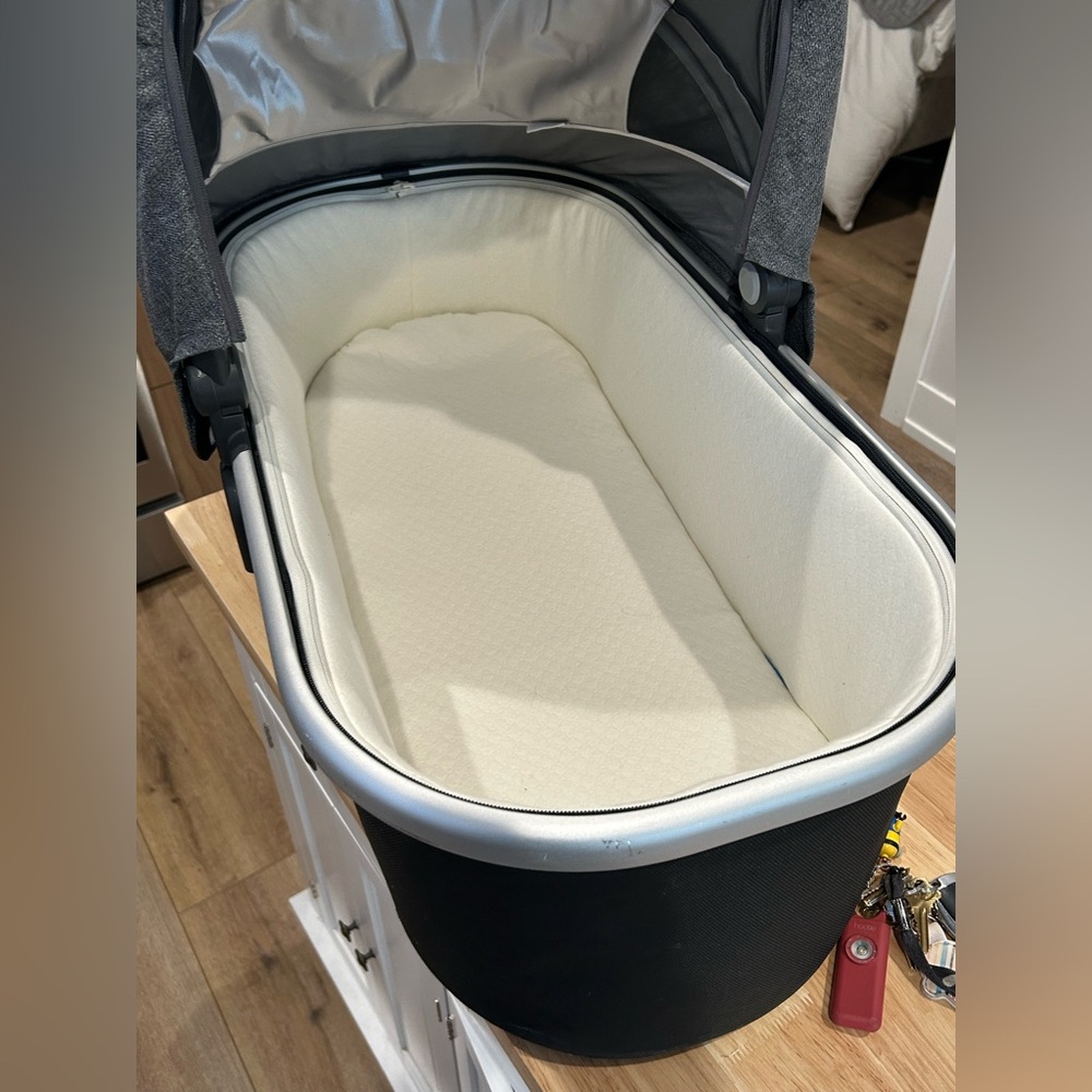 UPPAbaby VISTA V2 Bassinet in the FINN color